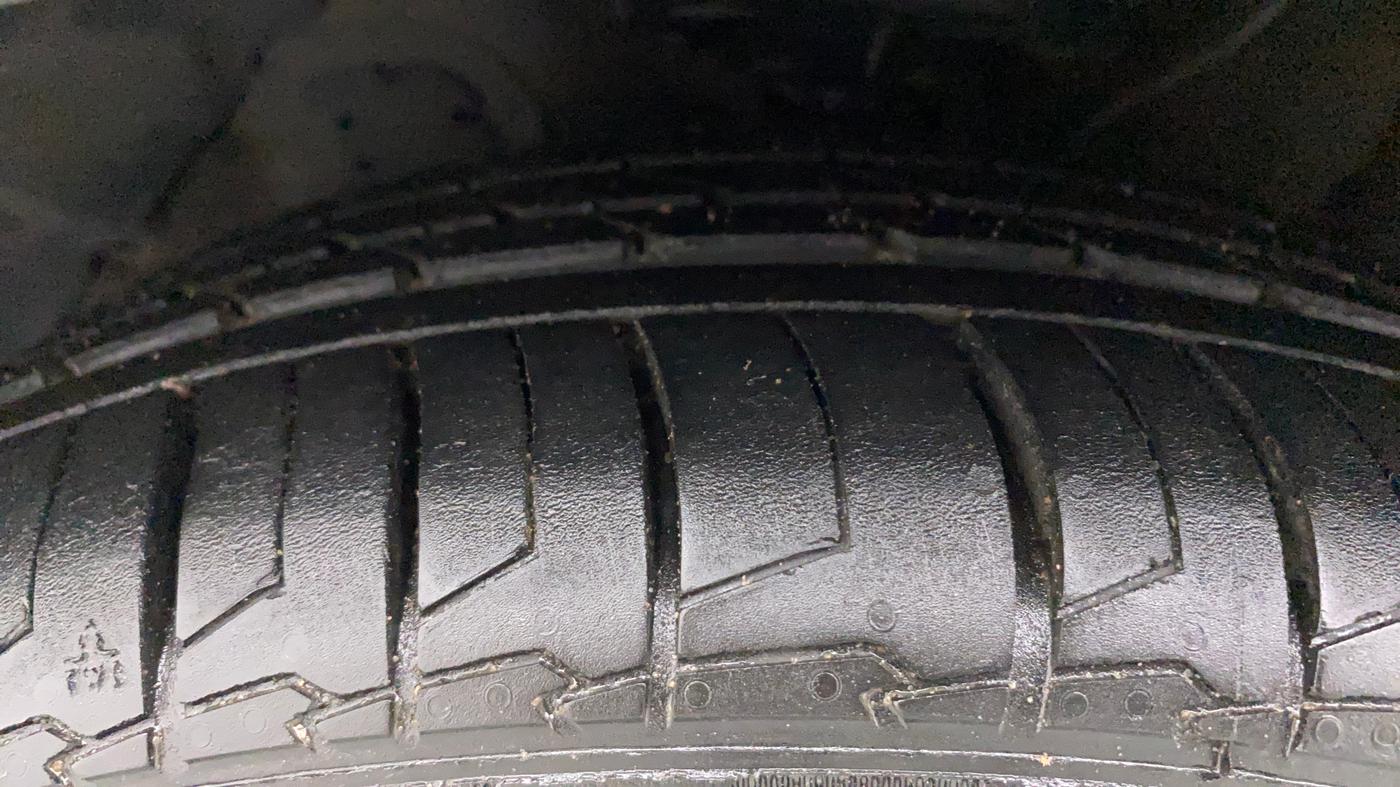 2012 Hyundai Verna FLUIDIC 1.6 CRDI SX, CNG, Manual, 1,19,444 km, Left Front Tyre Tread