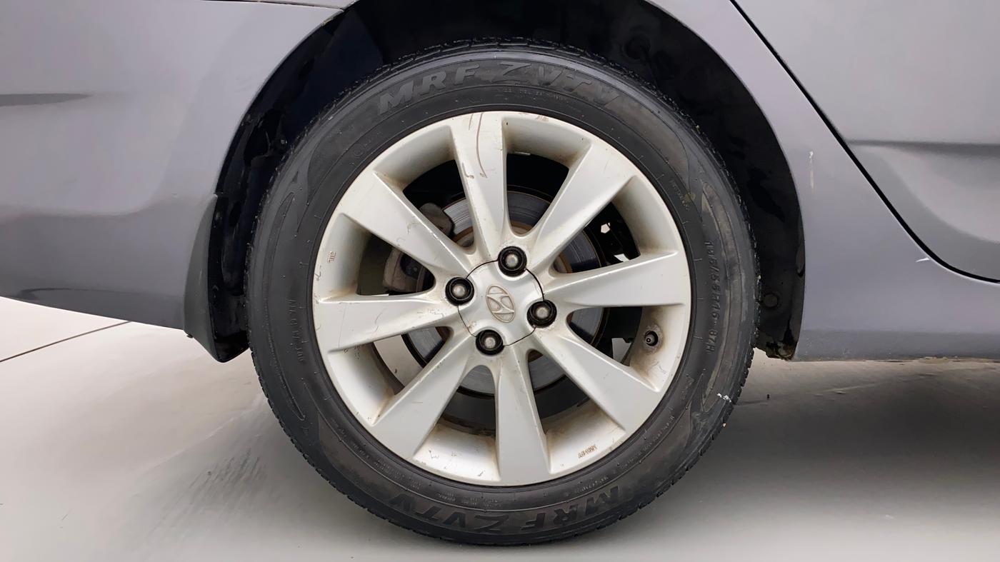 2012 Hyundai Verna FLUIDIC 1.6 CRDI SX, CNG, Manual, 1,19,444 km, Right Rear Wheel