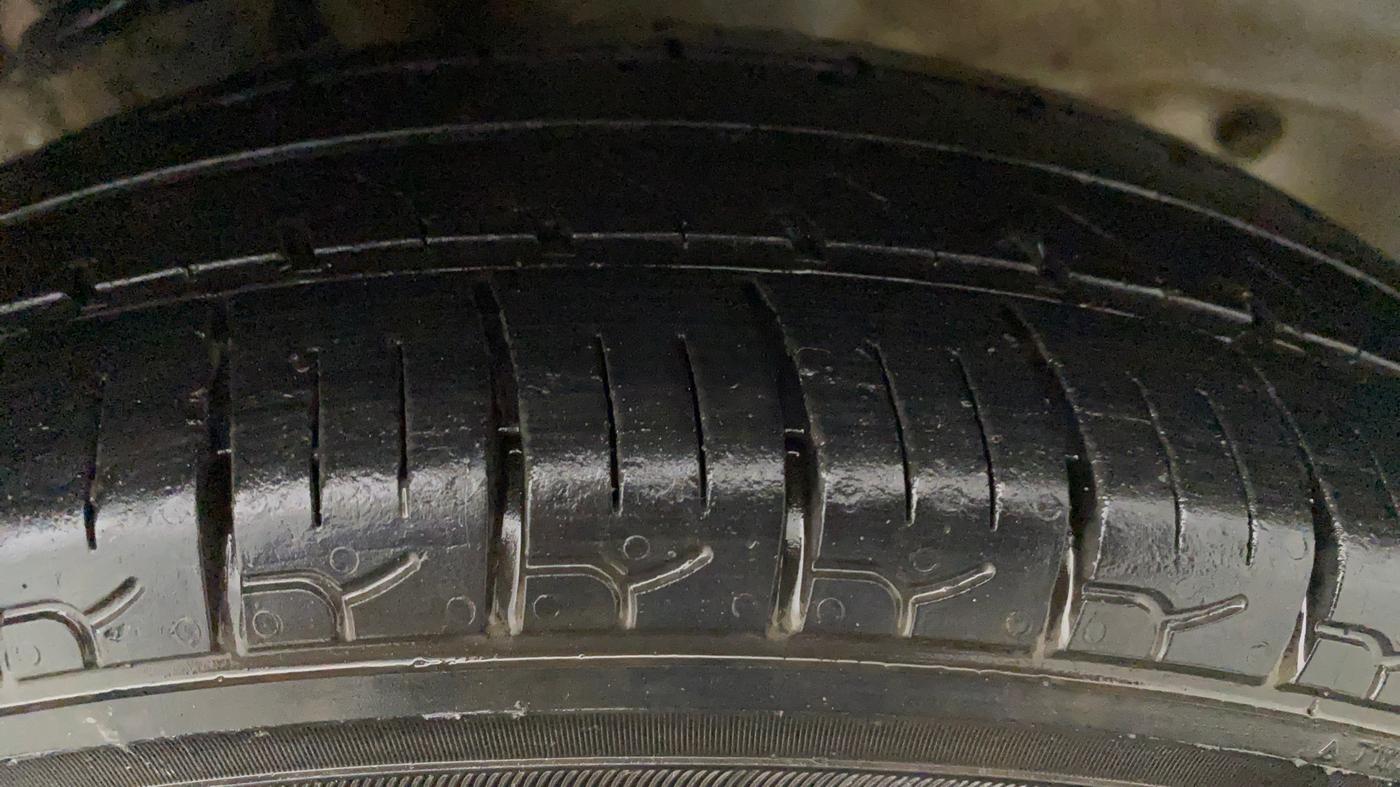 2016 Maruti Alto 800 LXI, Petrol, Manual, 42,496 km, Left Front Tyre Tread