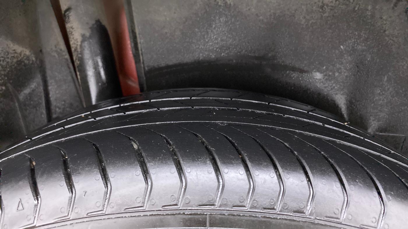 2022 Maruti BREZZA VXI AT SMART HYBRID, Petrol, Automatic, 15,524 km, Right Rear Tyre Tread