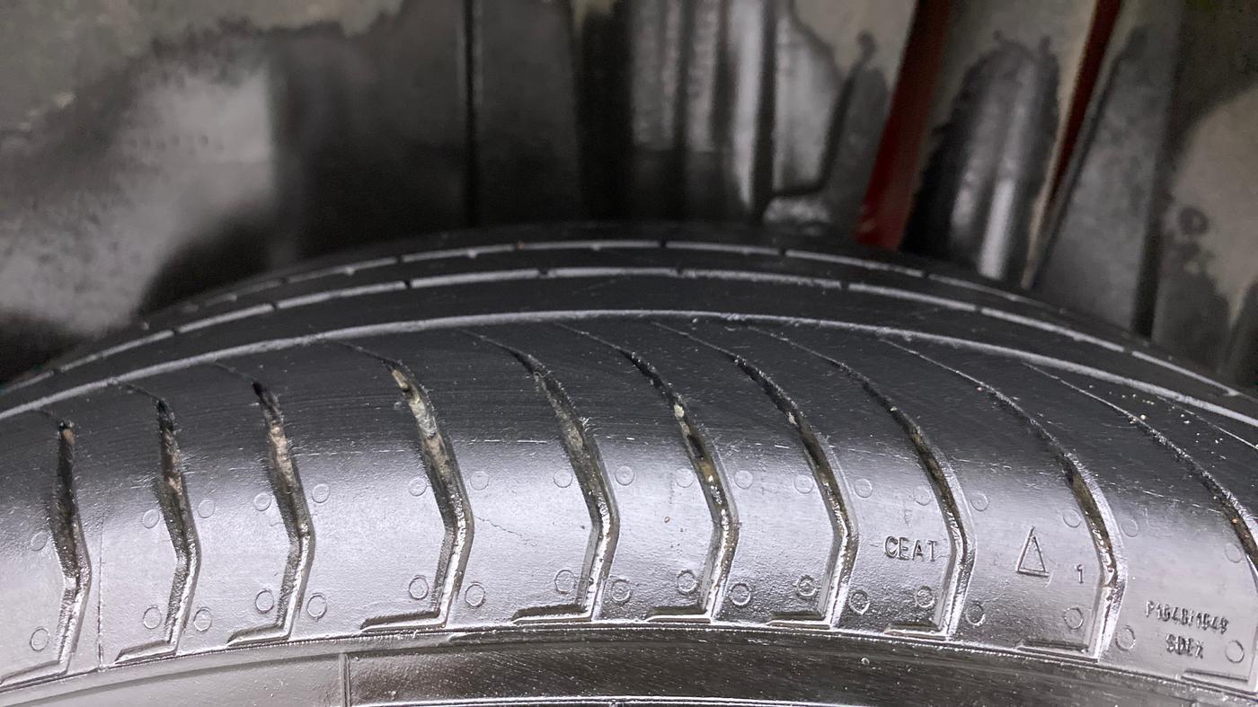2022 Maruti BREZZA VXI AT SMART HYBRID, Petrol, Automatic, 15,524 km, Left Rear Tyre Tread