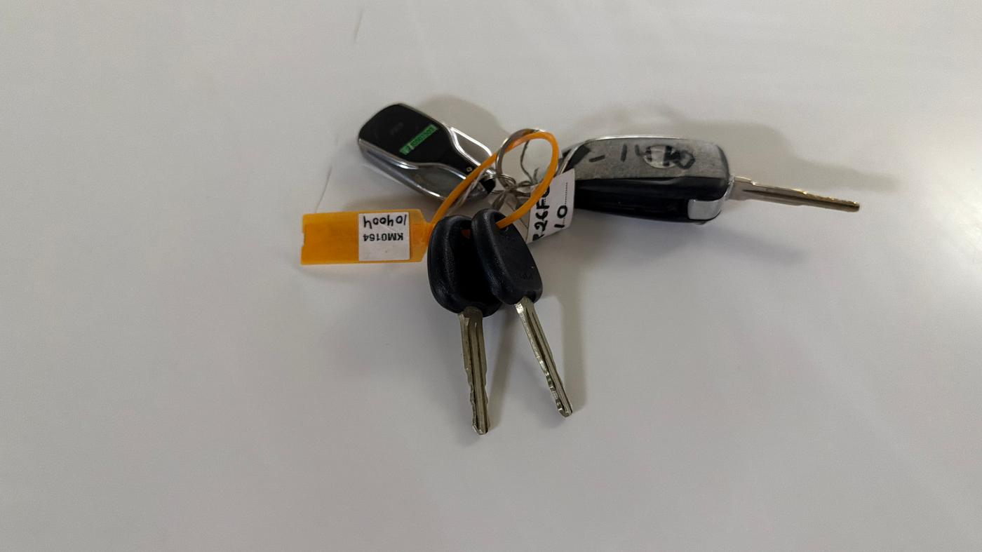 2023 KIA CARENS PREMIUM 1.5 PETROL 7 STR, Petrol, Manual, 91,193 km, Key Close Up