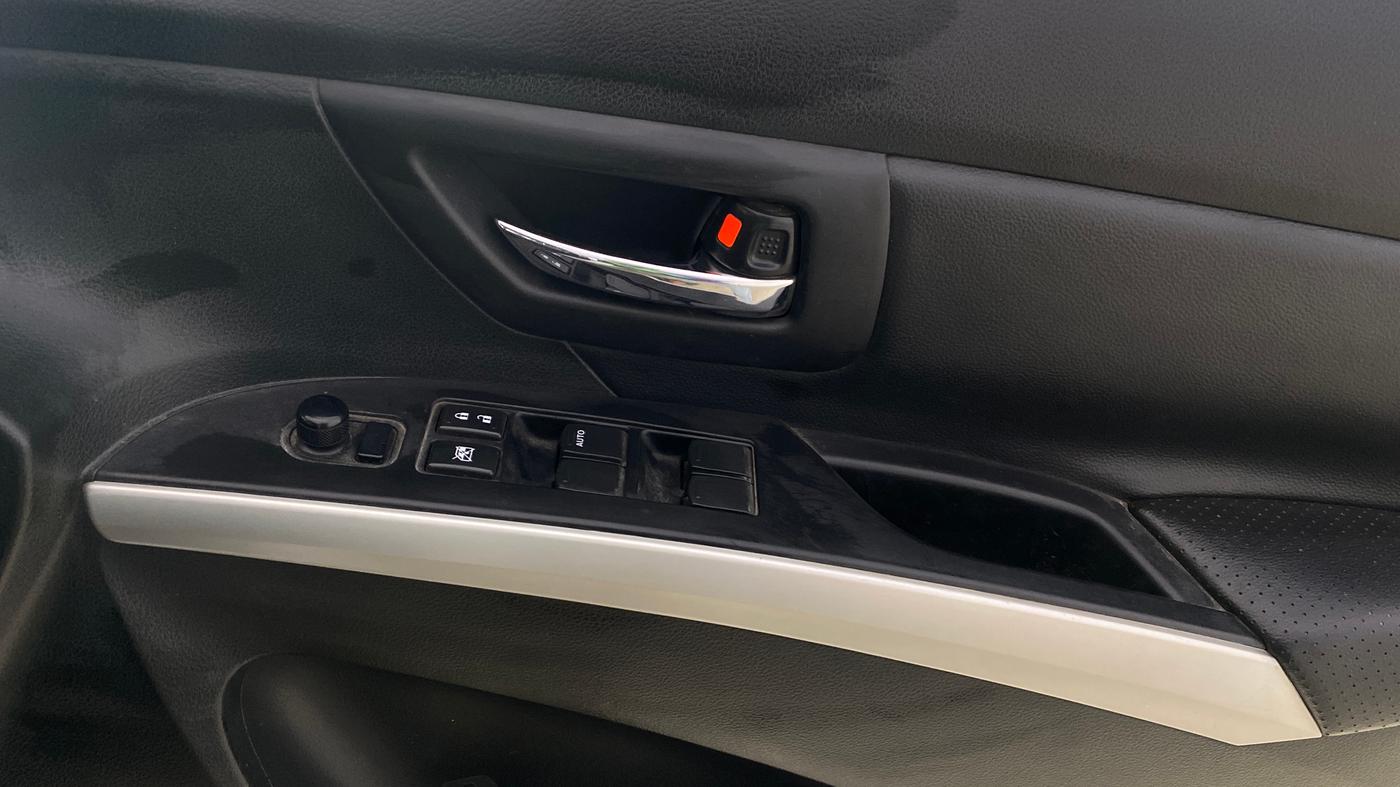 2017 Maruti S Cross ALPHA 1.3, Diesel, Manual, 86,522 km, Driver Side Door Panels Control