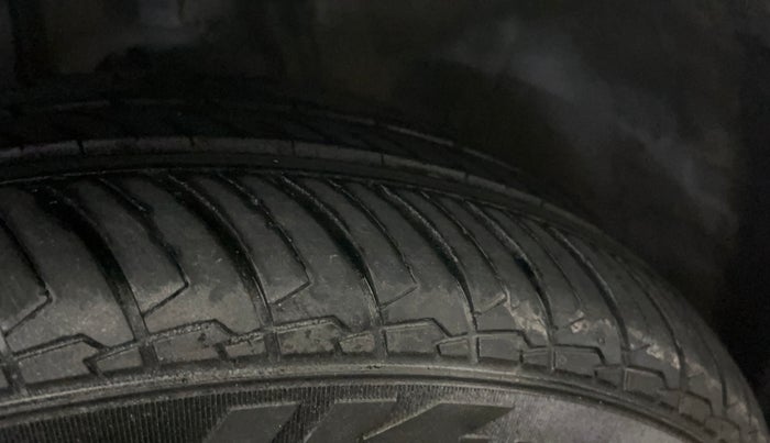 2016 Honda City 1.5L I-VTEC V MT, Petrol, Manual, 1,05,691 km, Left Front Tyre Tread