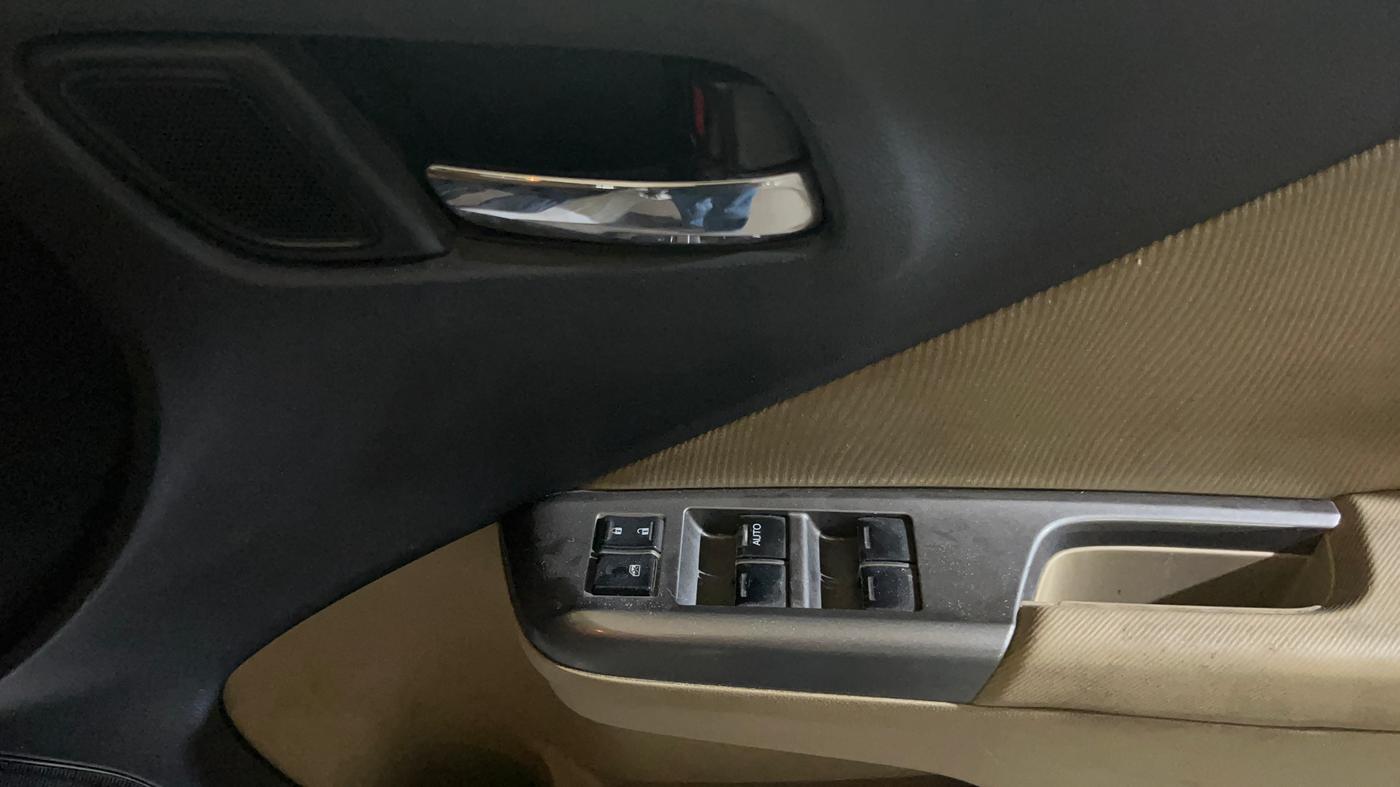 2016 Honda City 1.5L I-VTEC V MT, Petrol, Manual, 1,06,030 km, Driver Side Door Panels Control