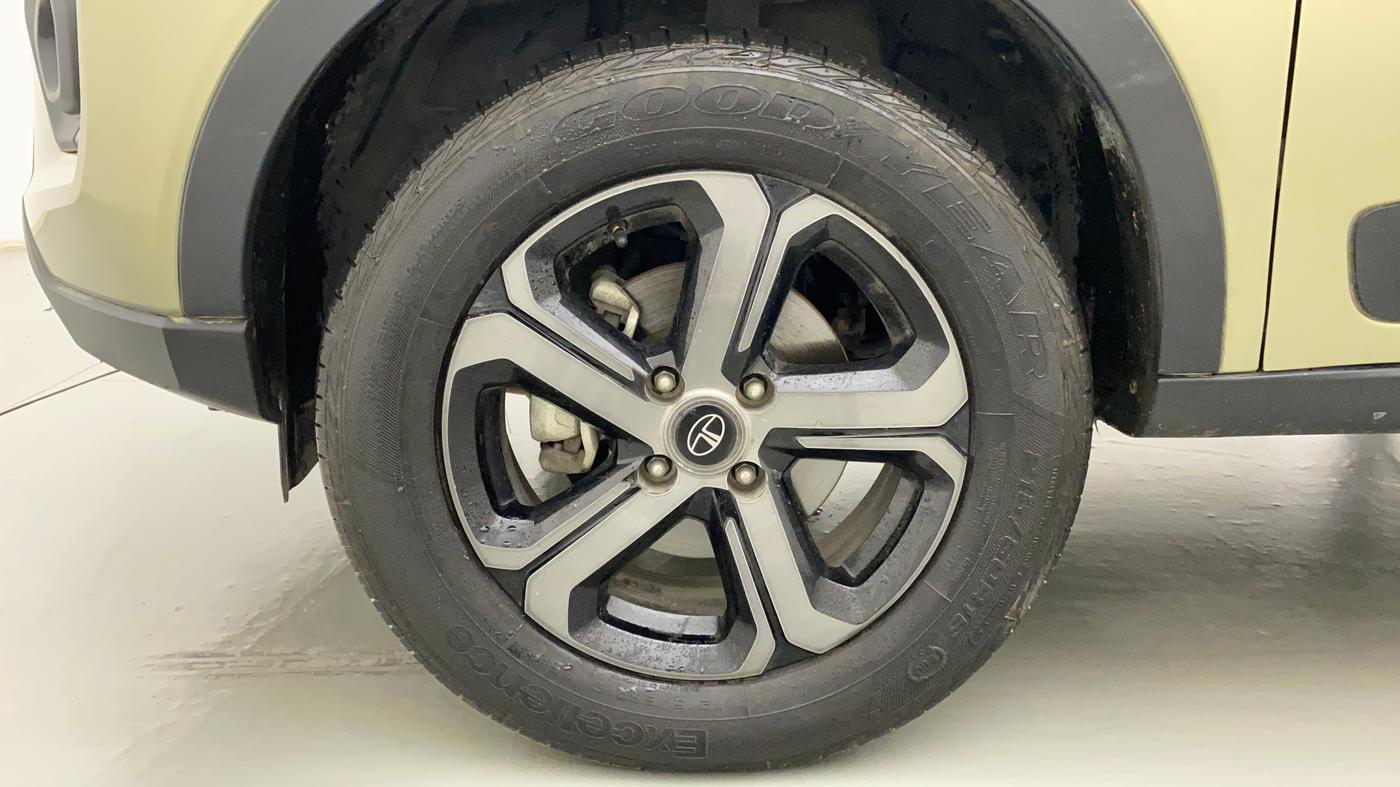2022 Tata NEXON XZA PLUS (PREMIUM) KAZIRANGA PETROL, Petrol, Automatic, 17,436 km, Left Front Wheel