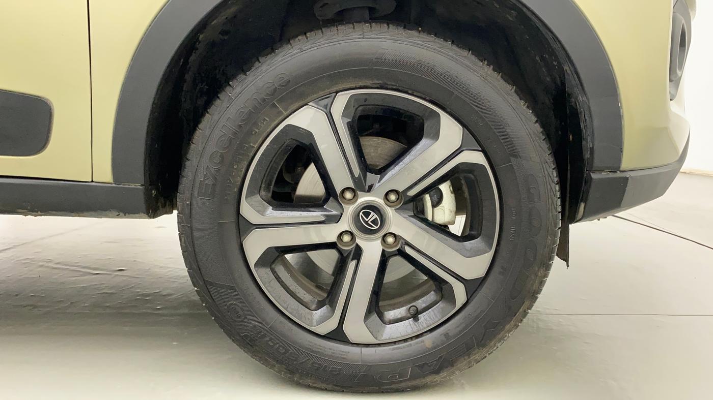 2022 Tata NEXON XZA PLUS (PREMIUM) KAZIRANGA PETROL, Petrol, Automatic, 17,436 km, Right Front Wheel