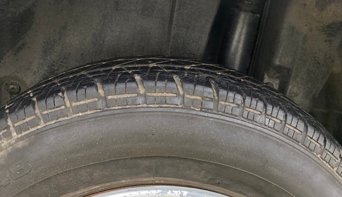 2014 Maruti Swift VXI, Petrol, Manual, 48,783 km, Left Rear Tyre Tread