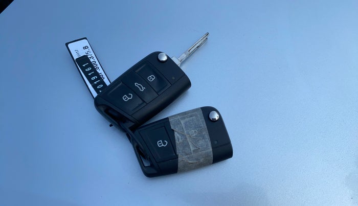 2022 Volkswagen TAIGUN HIGHLINE 1.0 TSI MT, Petrol, Manual, 28,538 km, Key Close Up