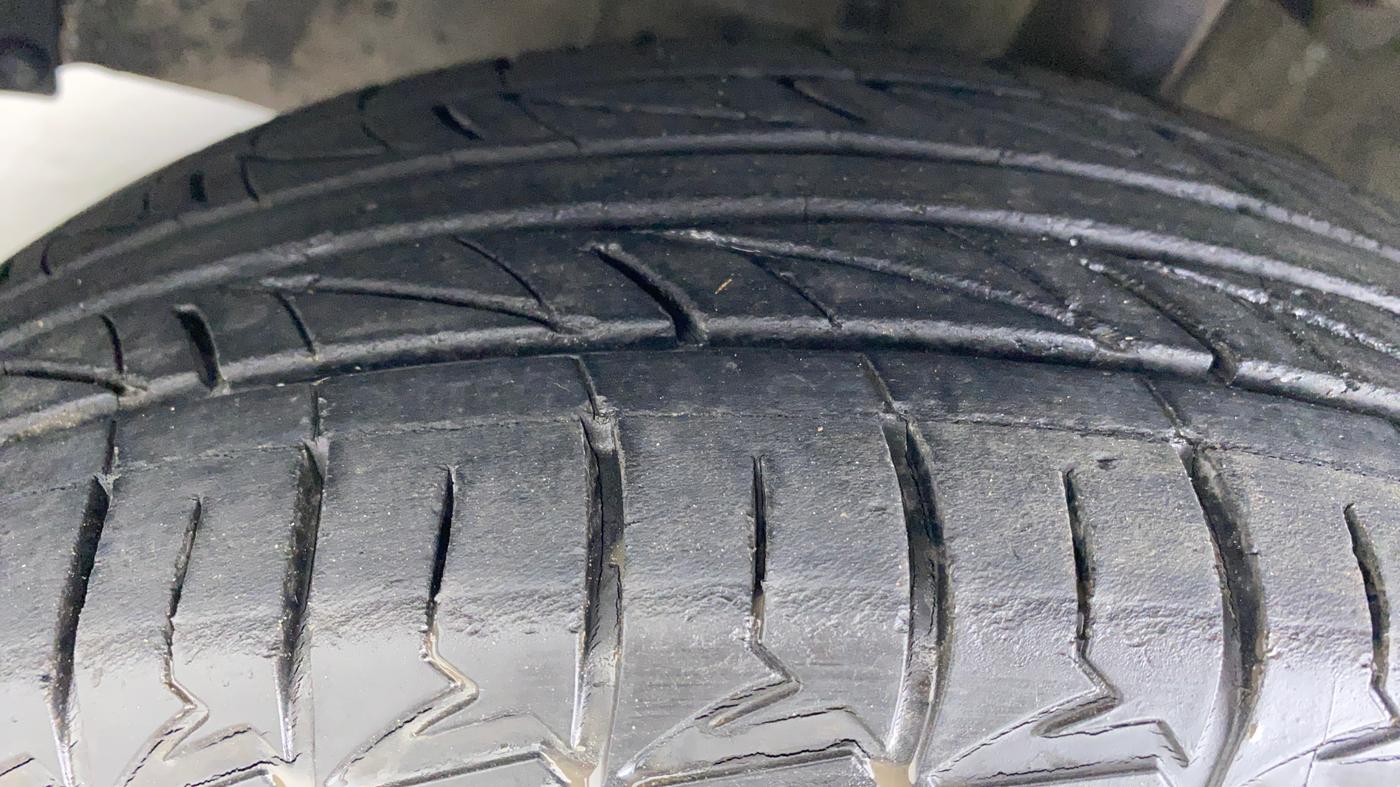 2011 Toyota Etios Liva V SP, Petrol, Manual, 57,603 km, Left Front Tyre Tread