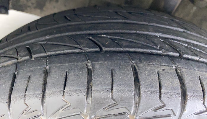 2011 Toyota Etios Liva V SP, Petrol, Manual, 57,603 km, Left Front Tyre Tread