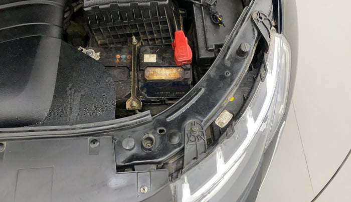2020 Mahindra XUV500 W11 AT, Diesel, Automatic, 62,948 km, Left headlight - Clamp has minor damage