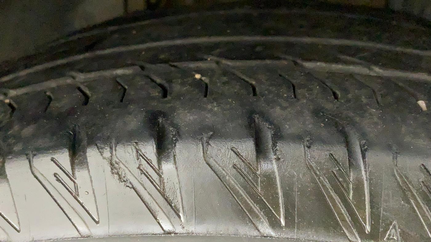 2020 Mahindra XUV500 W11 AT, Diesel, Automatic, 62,948 km, Right Front Tyre Tread