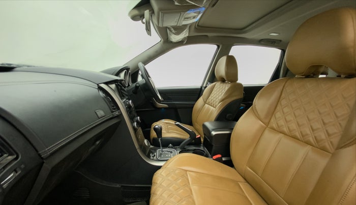 2020 Mahindra XUV500 W11 AT, Diesel, Automatic, 62,948 km, Right Side Front Door Cabin