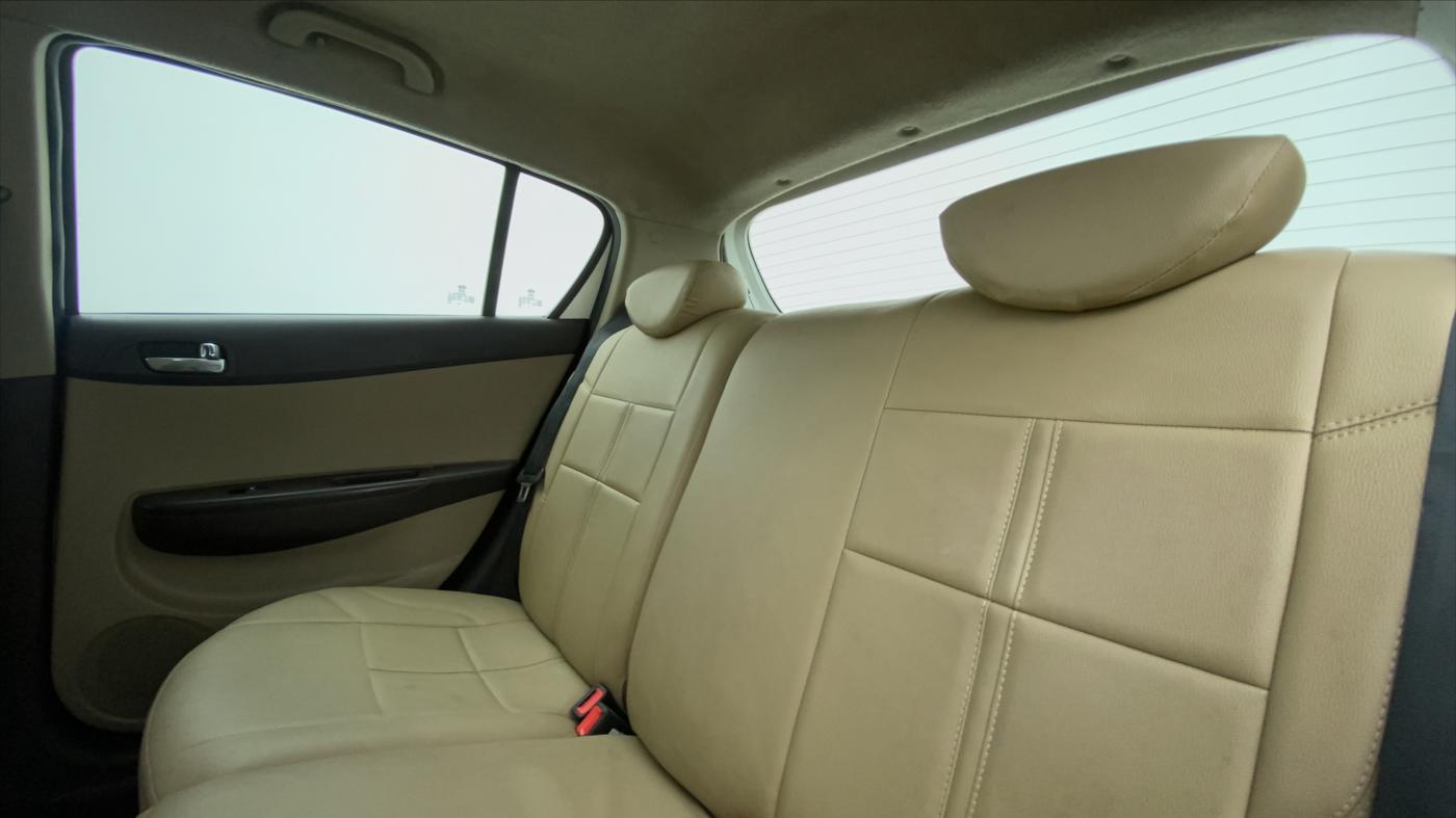 2011 Hyundai i20 ASTA 1.4 AT, Petrol, Automatic, 62,482 km, Right Side Rear Door Cabin