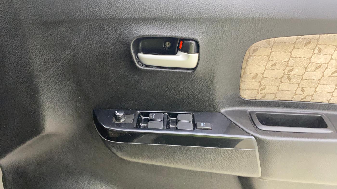 2017 Maruti Wagon R 1.0 VXI, Petrol, Manual, 72,899 km, Driver Side Door Panels Control