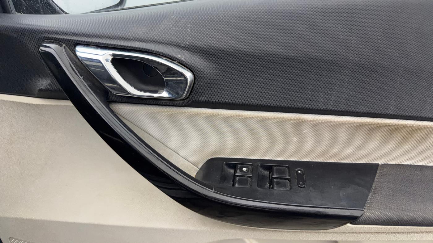 2022 Tata TIGOR XZ PLUS CNG, CNG, Manual, 35,100 km, Driver Side Door Panels Control