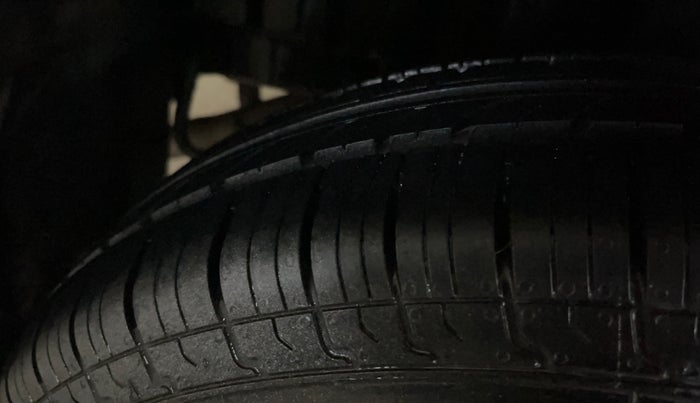 2016 Maruti Swift VXI, Petrol, Manual, 67,783 km, Right Rear Tyre Tread