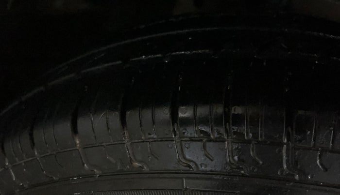 2016 Maruti Swift VXI, Petrol, Manual, 67,783 km, Right Front Tyre Tread