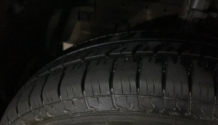 2016 Maruti Swift VXI, Petrol, Manual, 67,783 km, Left Front Tyre Tread