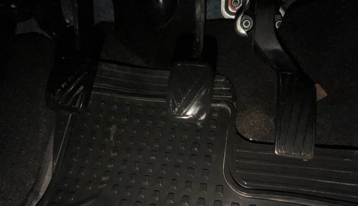 2016 Maruti Swift VXI, Petrol, Manual, 67,783 km, Pedals