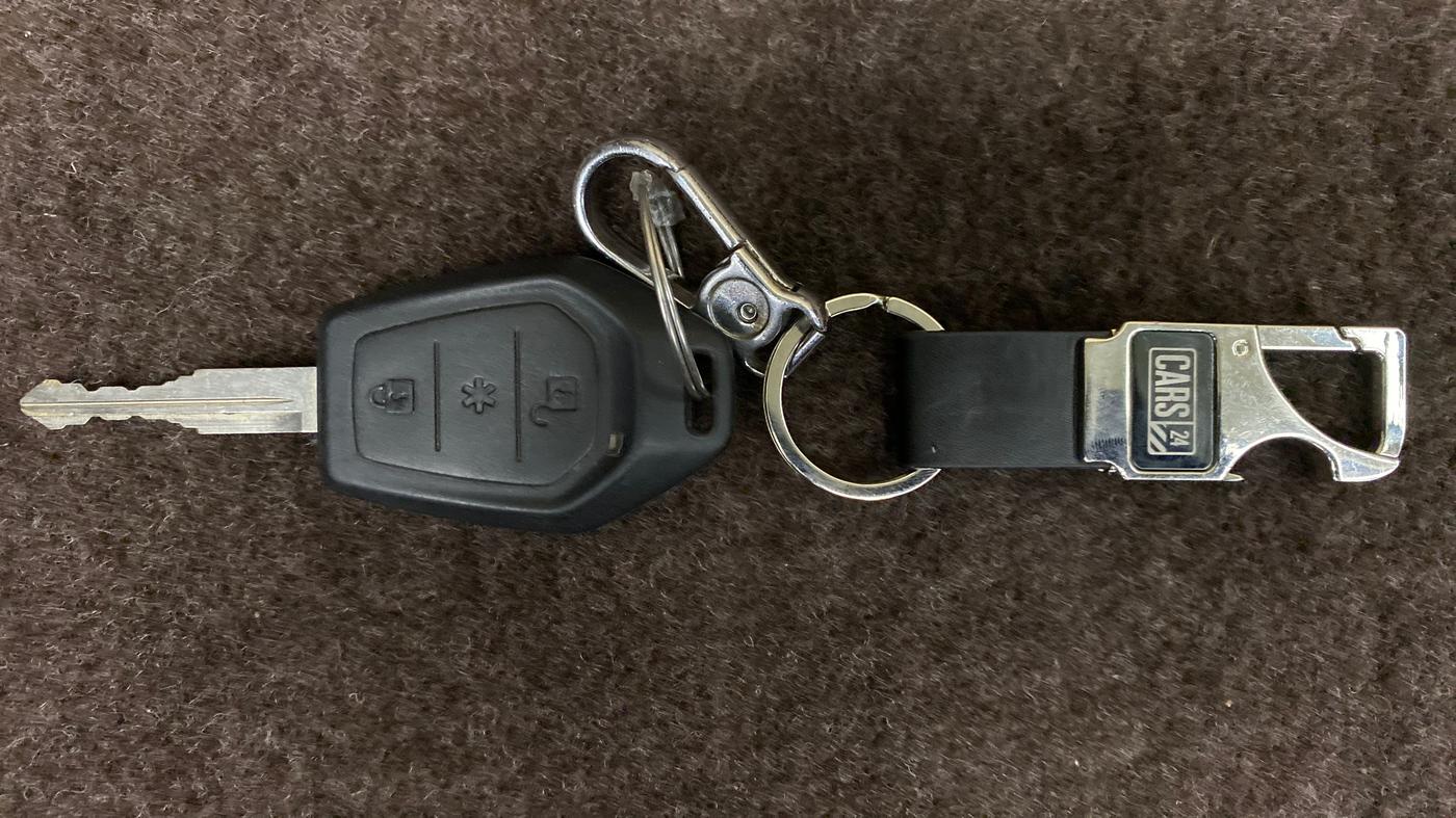 2015 Mahindra TUV300 T8 AT, Diesel, Automatic, 50,642 km, Key Close Up