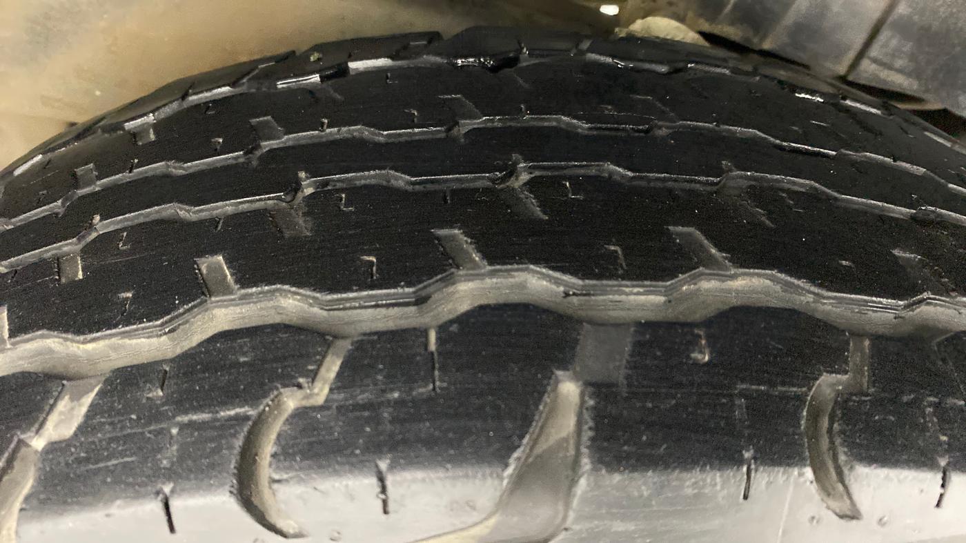 2015 Mahindra TUV300 T8 AT, Diesel, Automatic, 50,642 km, Left Rear Tyre Tread