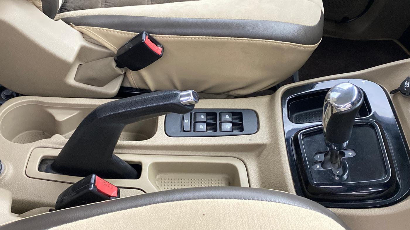 2015 Mahindra TUV300 T8 AT, Diesel, Automatic, 50,642 km, Gear Lever