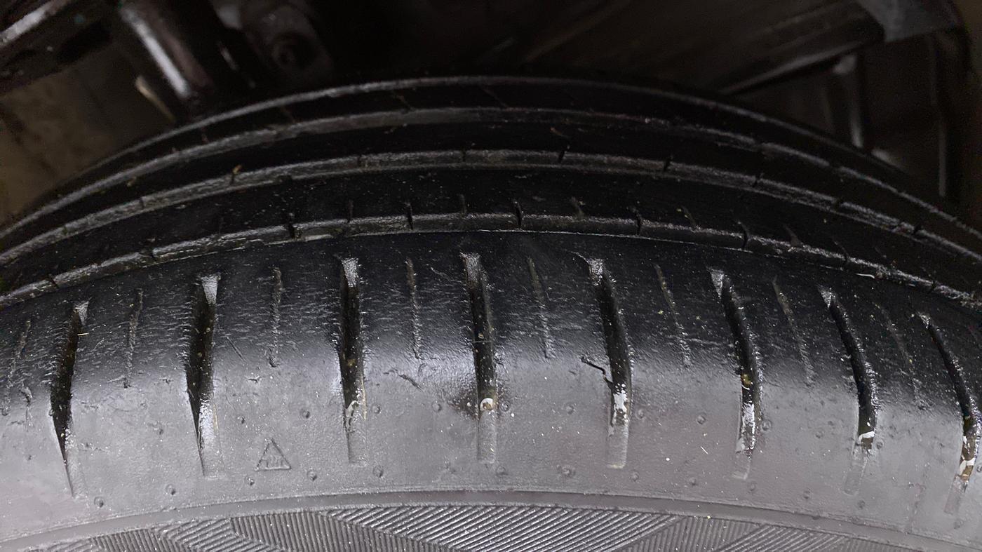 2019 Toyota Glanza V MT PETROL, Petrol, Manual, 49,615 km, Right Front Tyre Tread