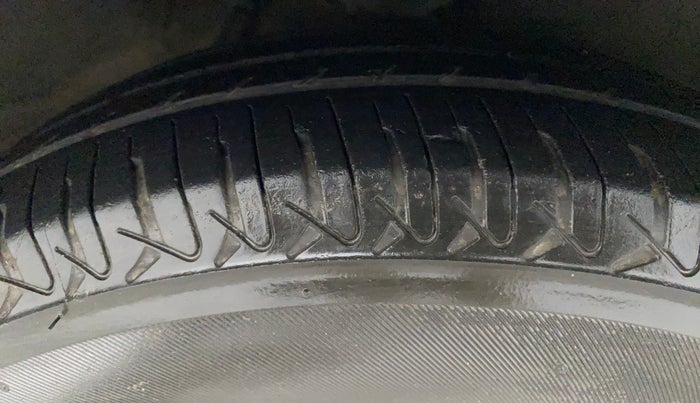 2016 Hyundai i10 MAGNA 1.1, Petrol, Manual, 79,190 km, Right Front Tyre Tread