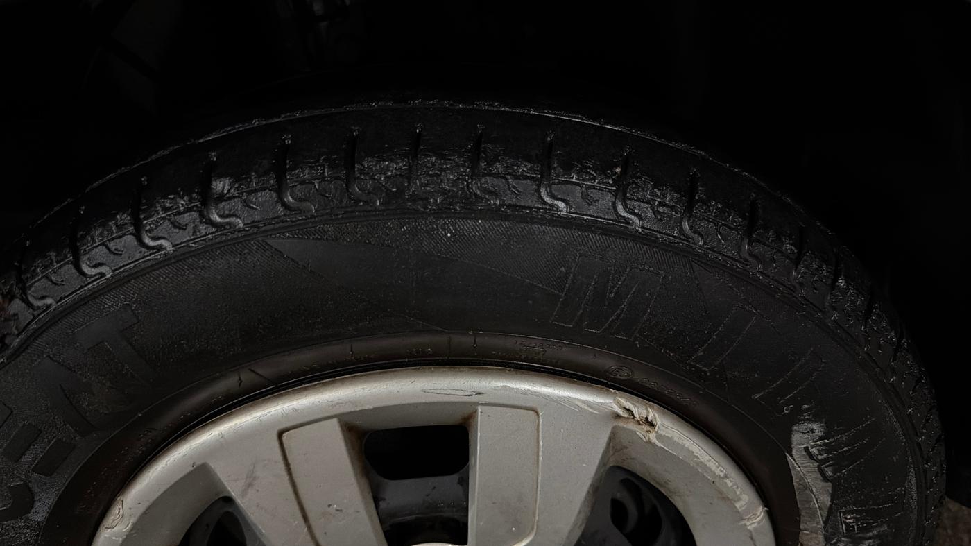 2017 Renault Kwid RXL, Petrol, Manual, 70,864 km, Right Front Tyre Tread