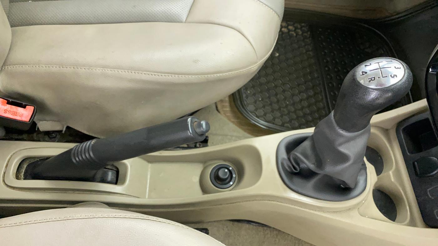 2014 Nissan Terrano XL P, Petrol, Manual, 43,435 km, Gear Lever
