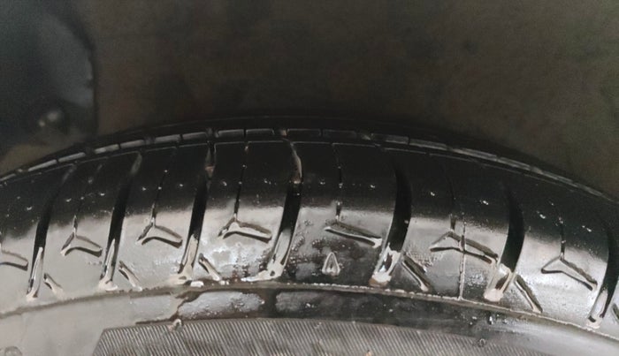 2014 Hyundai Verna FLUIDIC 1.6 VTVT EX, Petrol, Manual, 95,810 km, Right Rear Tyre Tread