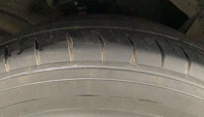 2010 Honda Civic 1.8L I-VTEC V AT, Petrol, Automatic, 1,14,075 km, Right Front Tyre Tread