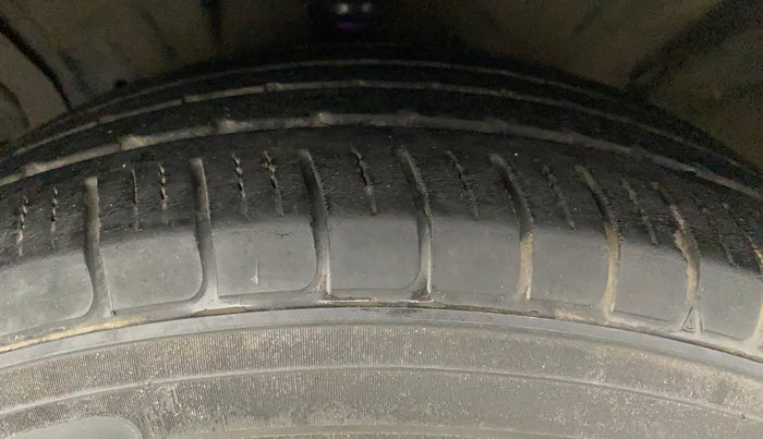 2010 Honda Civic 1.8L I-VTEC V AT, Petrol, Automatic, 1,14,075 km, Left Front Tyre Tread