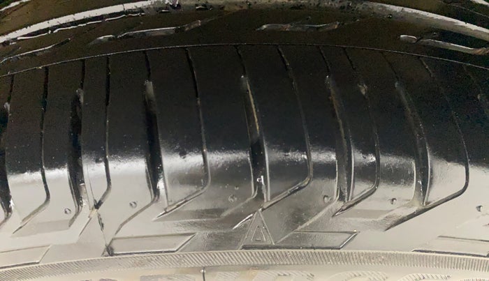 2016 Toyota Innova Crysta 2.7 ZX AT 7 STR, Petrol, Automatic, 51,020 km, Left Rear Tyre Tread