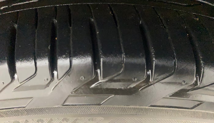 2016 Toyota Innova Crysta 2.7 ZX AT 7 STR, Petrol, Automatic, 51,020 km, Right Front Tyre Tread