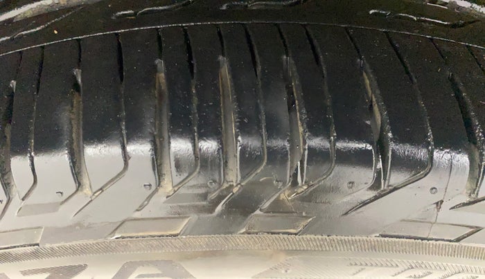 2016 Toyota Innova Crysta 2.7 ZX AT 7 STR, Petrol, Automatic, 51,020 km, Right Rear Tyre Tread