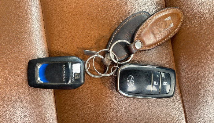 2016 Toyota Innova Crysta 2.7 ZX AT 7 STR, Petrol, Automatic, 51,020 km, Key Close Up