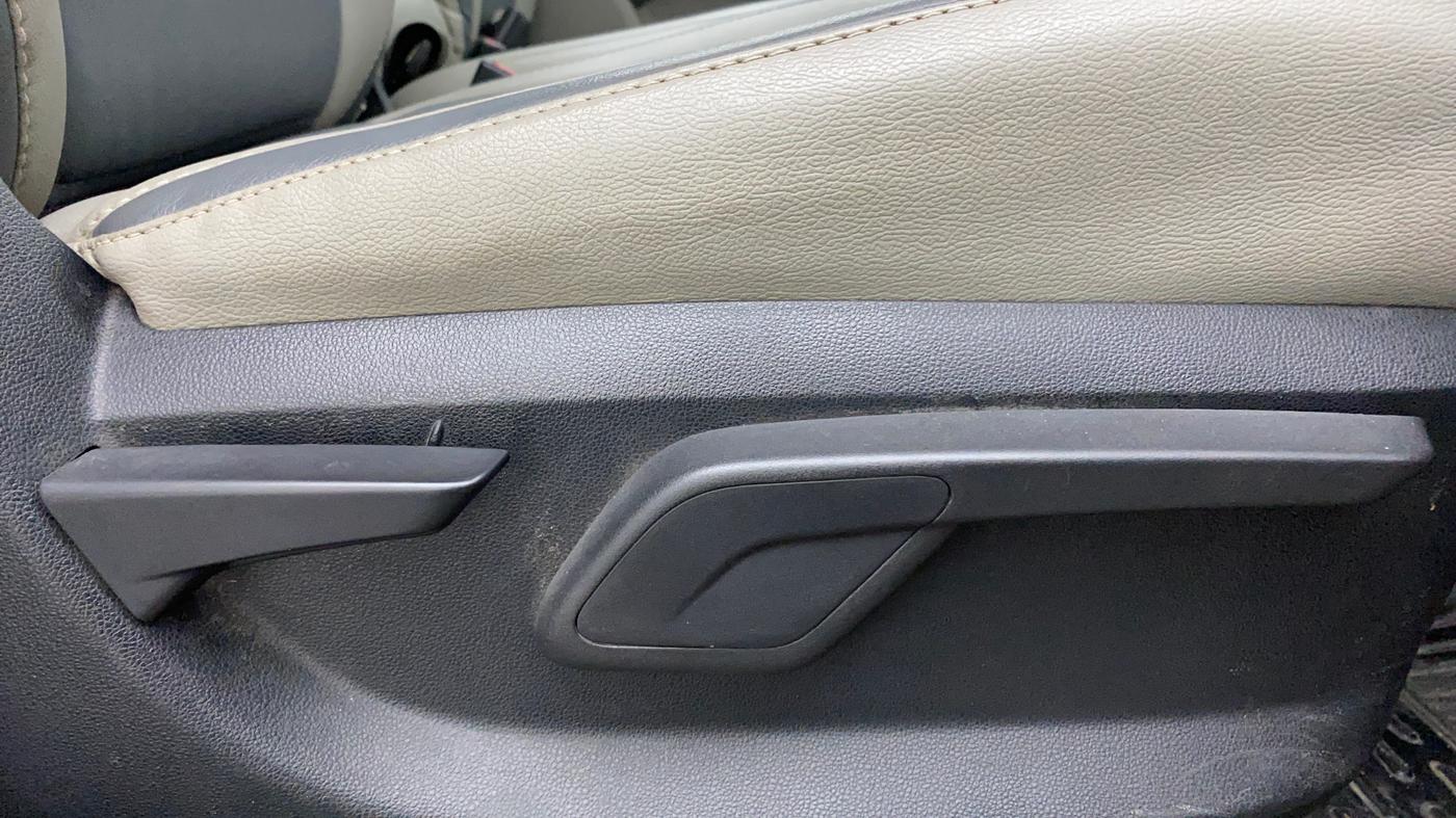 2017 Mahindra Kuv100 K8 6 STR, Petrol, Manual, 46,967 km, Driver Side Adjustment Panel