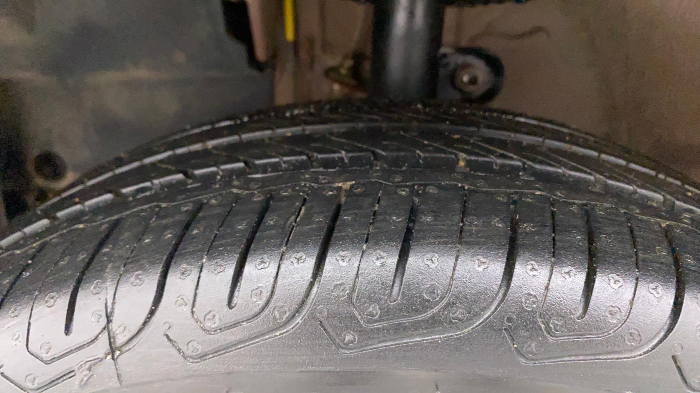 2017 Mahindra Kuv100 K8 6 STR, Petrol, Manual, 46,967 km, Left Front Tyre Tread