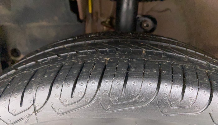 2017 Mahindra Kuv100 K8 6 STR, Petrol, Manual, 46,967 km, Left Front Tyre Tread