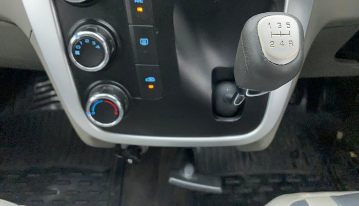 2017 Mahindra Kuv100 K8 6 STR, Petrol, Manual, 46,967 km, Gear Lever