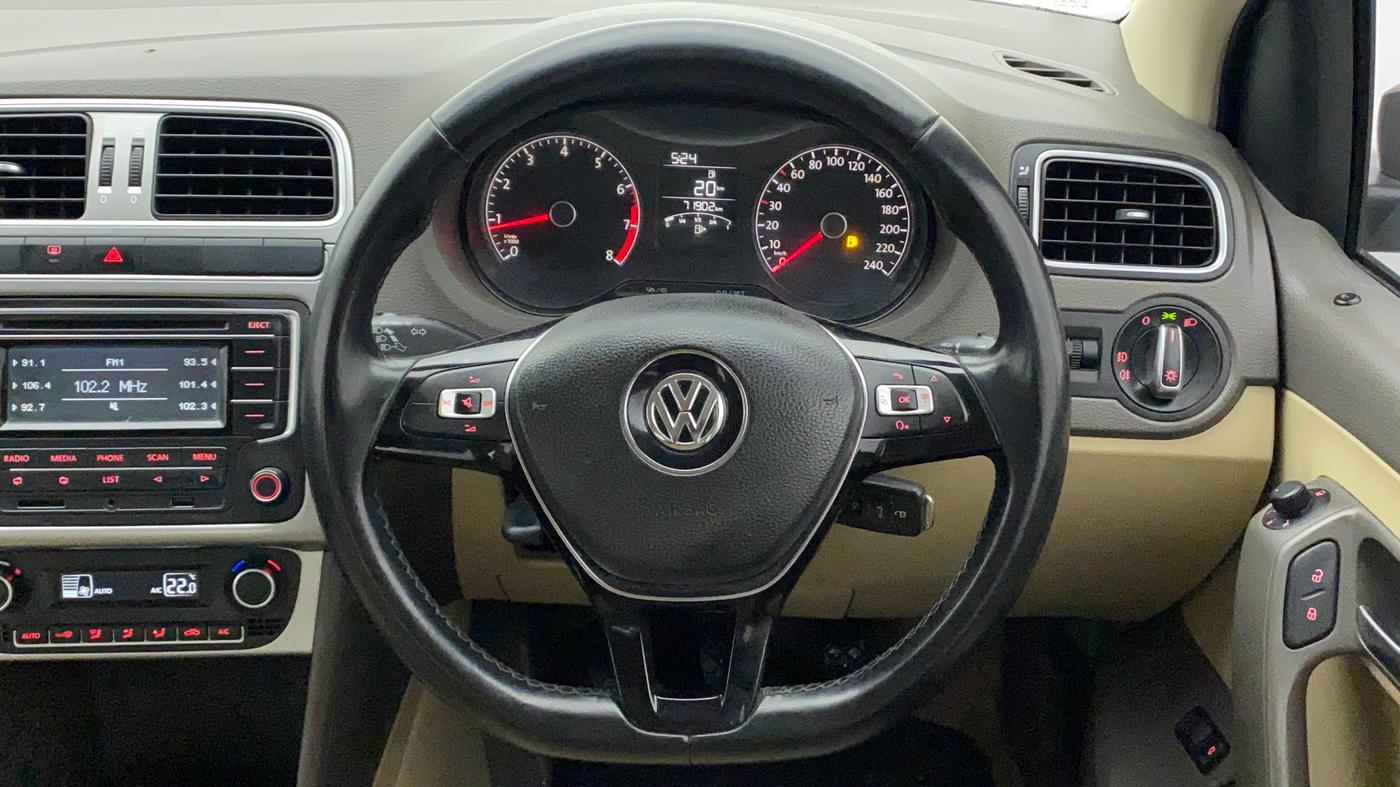 2015 Volkswagen Vento HIGHLINE 1.6 MPI, Petrol, Manual, 71,902 km, Steering Wheel Close Up