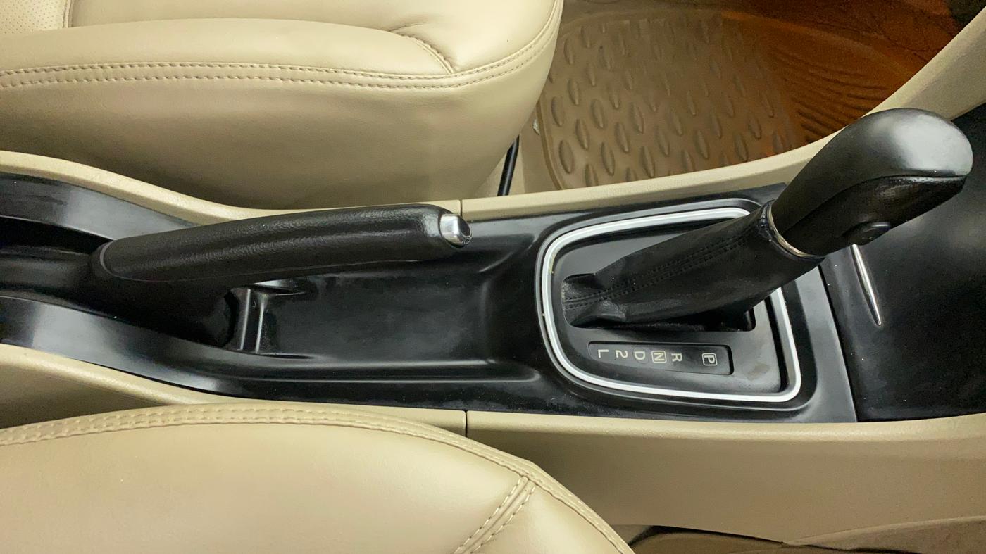 2014 Maruti Ciaz ZXI AT, CNG, Automatic, 83,357 km, Gear Lever