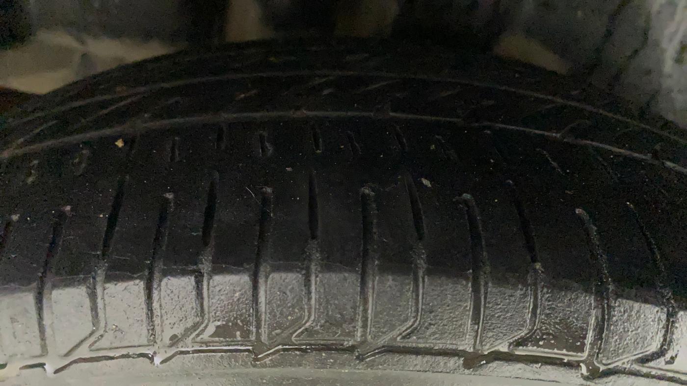 2014 Maruti Ciaz ZXI AT, CNG, Automatic, 83,357 km, Right Rear Tyre Tread