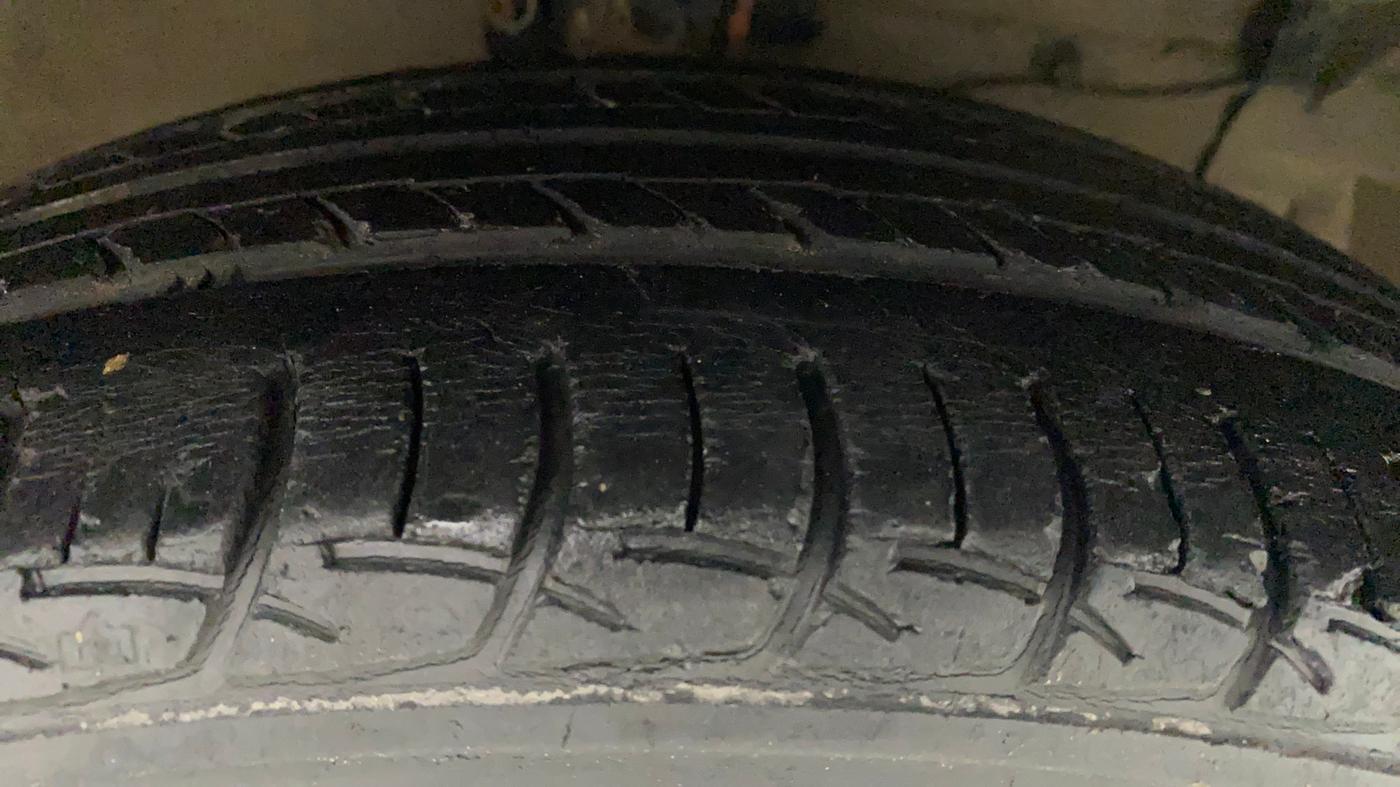 2014 Maruti Ciaz ZXI AT, CNG, Automatic, 83,357 km, Right Front Tyre Tread