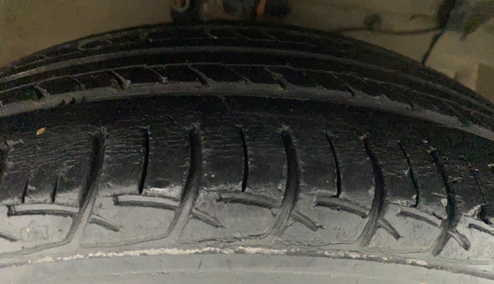 2014 Maruti Ciaz ZXI AT, CNG, Automatic, 83,357 km, Right Front Tyre Tread