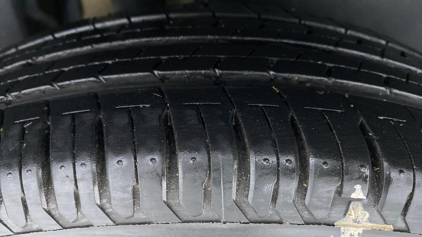 2019 Maruti Dzire VXI, Petrol, Manual, 8,206 km, Right Rear Tyre Tread