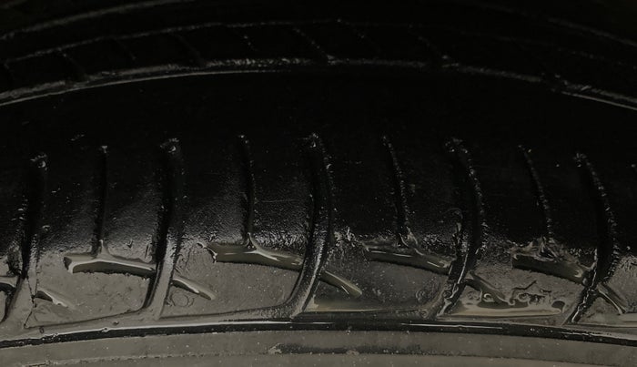 2017 Maruti Baleno DELTA PETROL 1.2, Petrol, Manual, 64,600 km, Right Front Tyre Tread